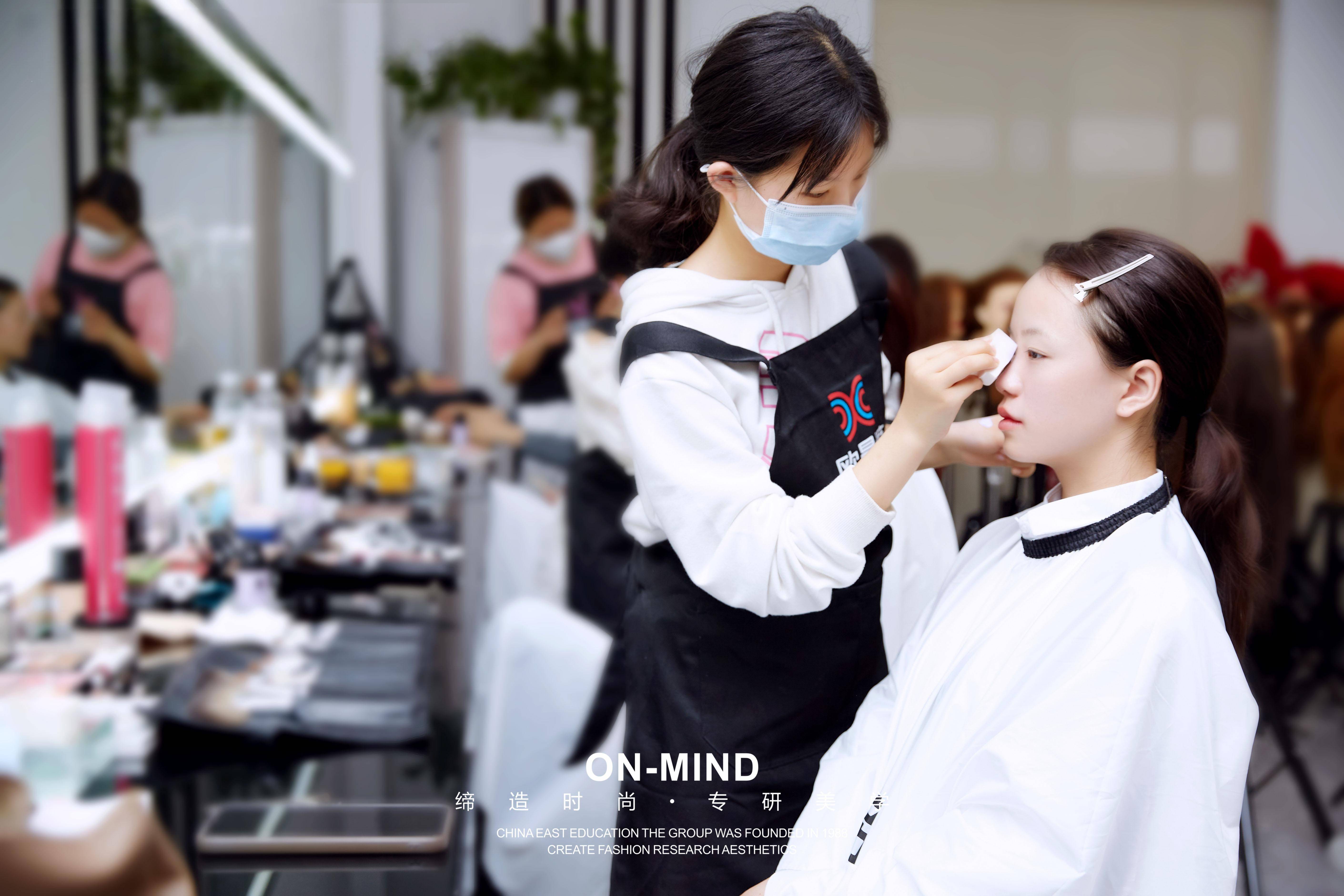 成都化妝培訓學校哪家靠譜？學化妝怎么樣？讓專業人士告訴你